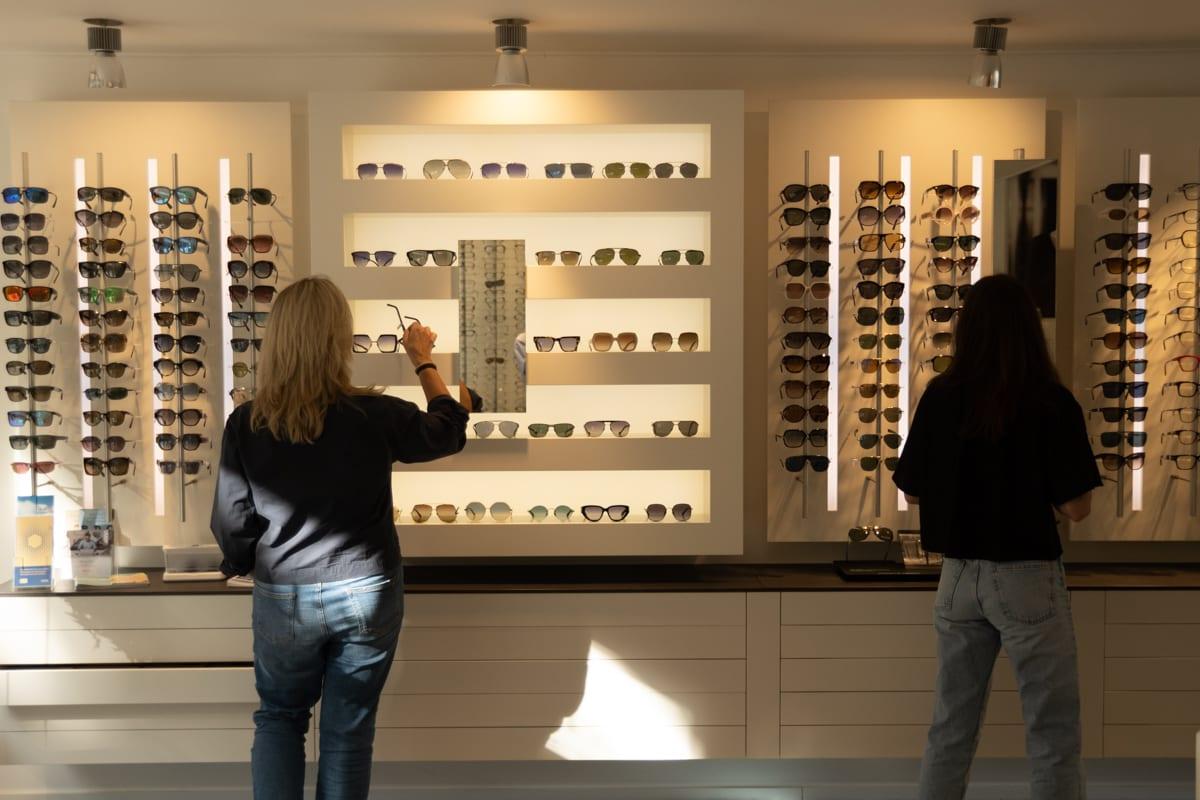 Brillenauswahl bei Optik Hühn