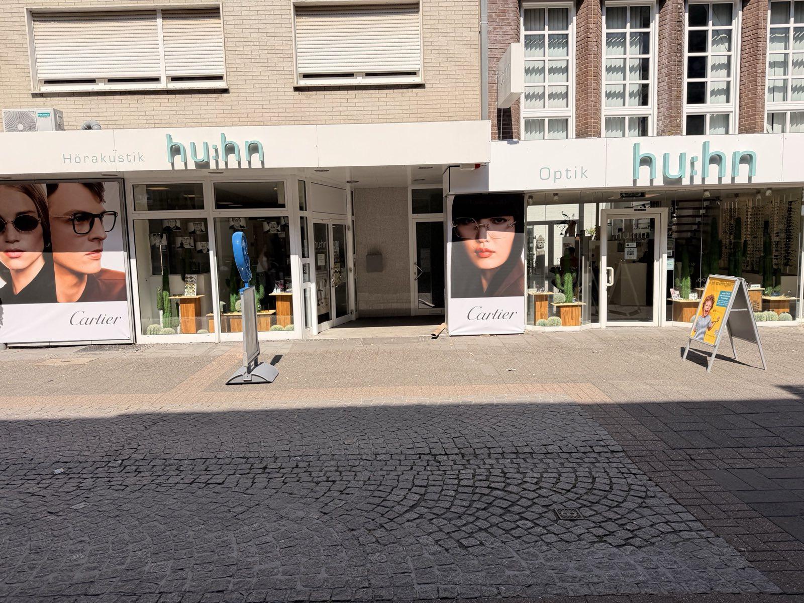 Beide Ladenlokale von Optik und Hörakustik Hühn in der Fußgängerzone